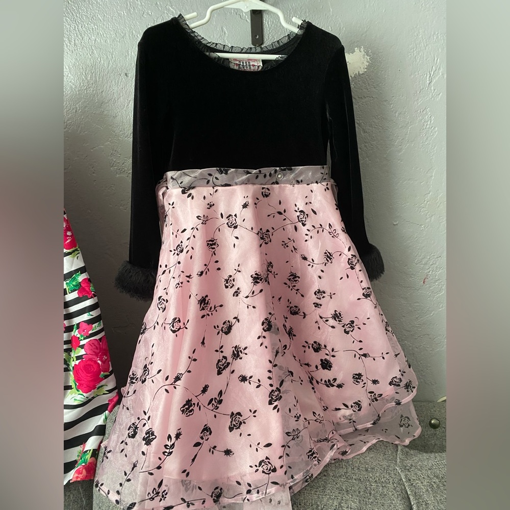 Zoey Long Sleeved dress. Little girls size 4. Black and pink.